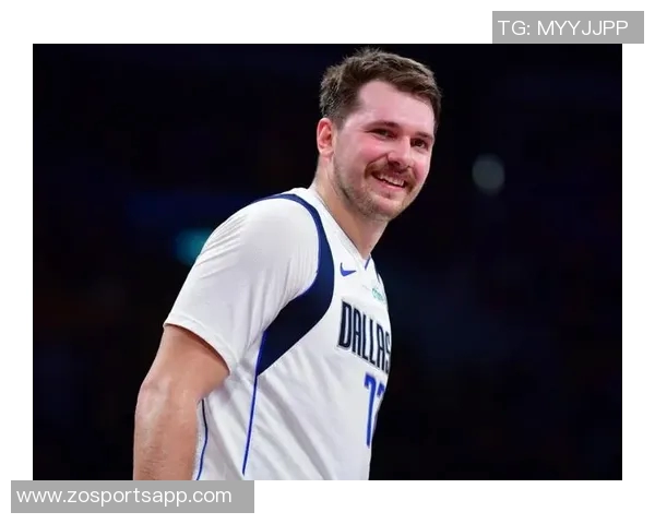 东契奇训练时单脚投三分球10米远险些命中引发里夫斯惊叹